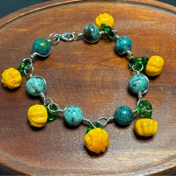 Pumpkin beaded bracelet, artisan handmade silver tone wire links. - Picture 3 of 6